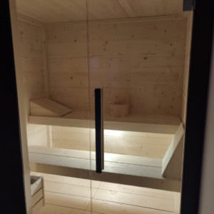 INDOOR SAUNA WITH INTEGRATED WHITE LIGHT